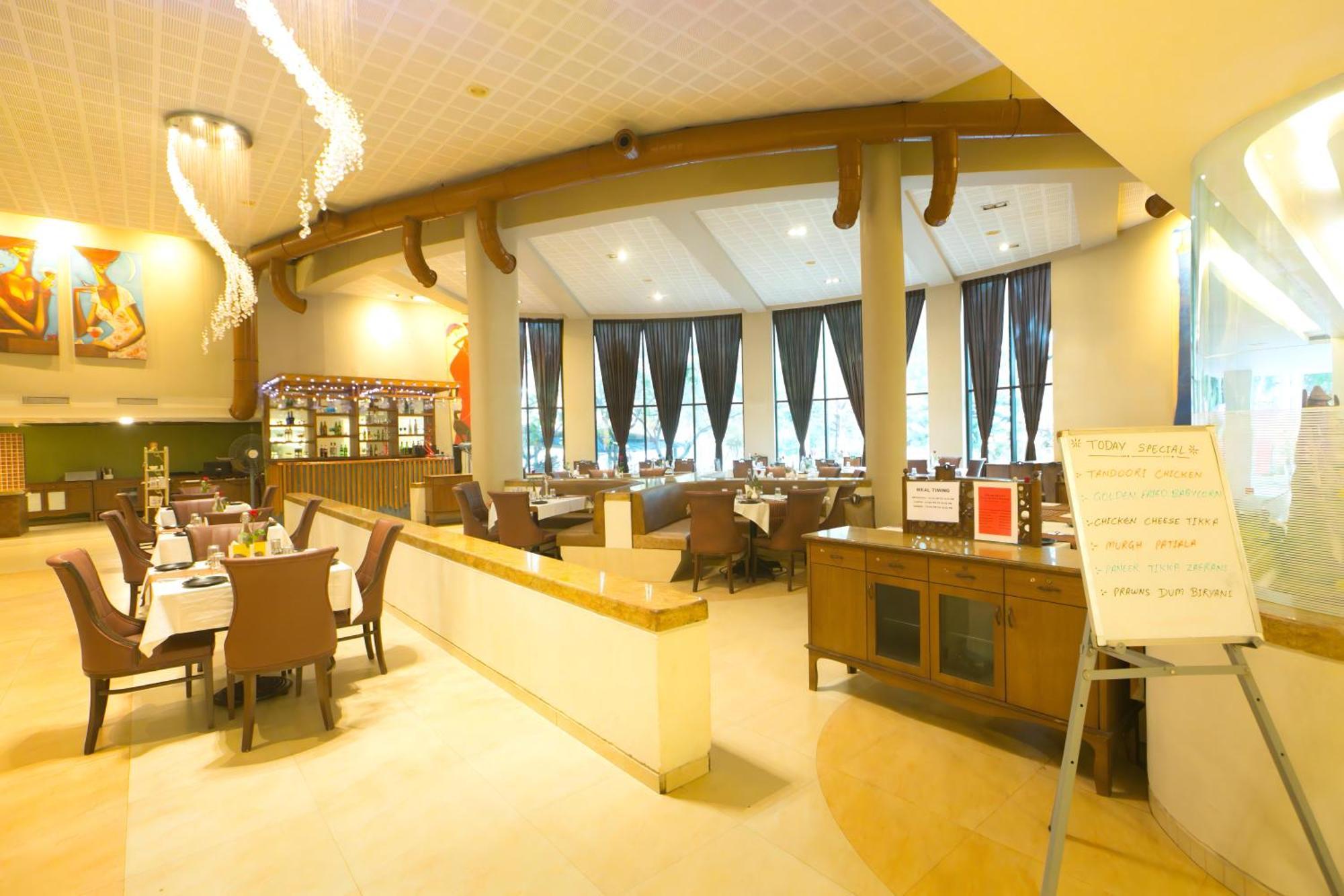 Neelam The Glitz Hotel Calangute Ngoại thất bức ảnh